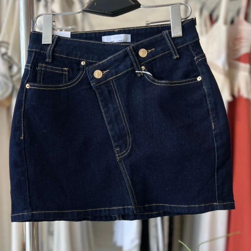 JUPE courte en jeans 809/791 boutonnage asymétrique sur l avant élasthanne bien coupé et élégante