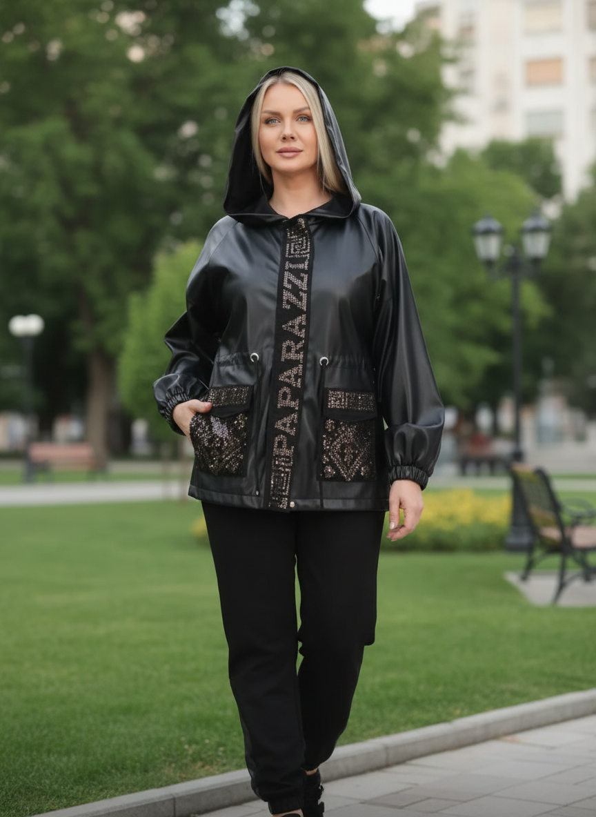 0030 PAPARAZZI Ensemble jogging trois pièces pantalon t-shirt et veste similicuir de qualité serrage par cordon au niveau de la taille tout l’ensemble est tourné des logos de la marque en strass dorés veste capuche