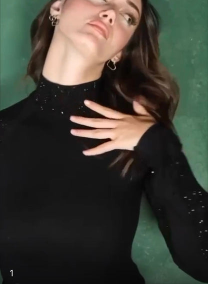 2069 Top de luxe parsemé de strass noir tout alvéolé sur les épaules et bras dos nu pour un côté sexy