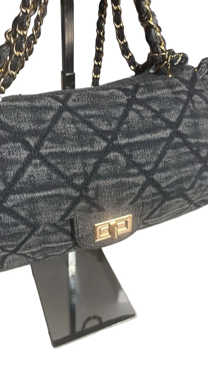 245013 SAC en jeans très joli design avec ce quadrillage en similicuir  fermoir doré en acier, inoxydable,ances pour porter au bras ou épaules 25 cm de largeur 15 cm de hauteur, 8 cm de profondeur