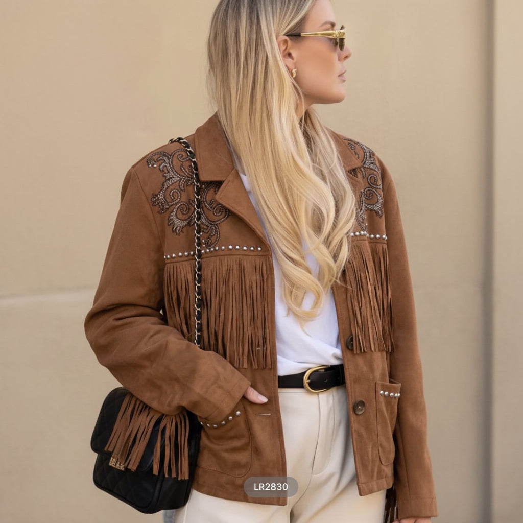 Veste western LR2830 – veste courte femme effet suédine marron avec franges, motifs arabesques en strass et clous métalliques, style country bohème chic pour une tenue affirmée