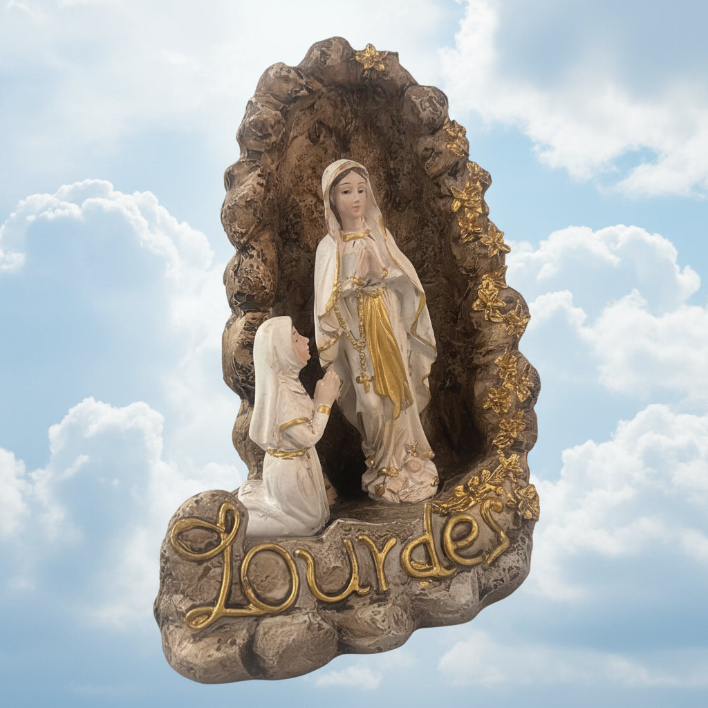 statuette dévotionnelle de notre-dame de lourdes et bernadette soubirous à la grotte de massabielle, fabrication artisanale  effet pierre et or, souvenir religieux de pèlerinage avec inscription dorée bénie par un prêtre et passer sous la grotte