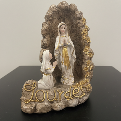 statuette dévotionnelle de notre-dame de lourdes et bernadette soubirous à la grotte de massabielle, fabrication artisanale  effet pierre et or, souvenir religieux de pèlerinage avec inscription dorée bénie par un prêtre et passer sous la grotte