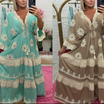 ROBE Longue Bohême : PAP61 MARGUERITE Taille Unique du  38/46  avec broderies fleurs et dentelle ✨ le look folk parfait pour briller. coupe fluide, détails sequins et esprit hippie chic. dispo en noir, beige et turquoise ! 🌸
