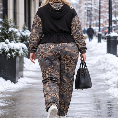 Ensemble cargo 2063 – Tatu Fashion survêtement femme léopard et camouflage avec veste à capuche zippée, cordon de serrage et pantalon cargo assorti, style streetwear tendance