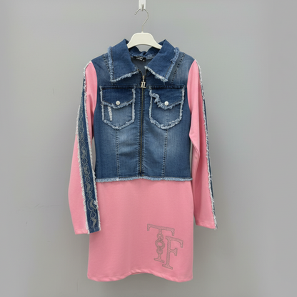 ROBE de Chez TATU 9219 bi matière au style urbain chic, alliant une coupe ajustée flatteuse et des finitions bientravaillées. Une pièce moderne et tendance qui sublime la silhouette et s’adapte aussi bien à une tenue de jour qu’à une sortie élégante.
