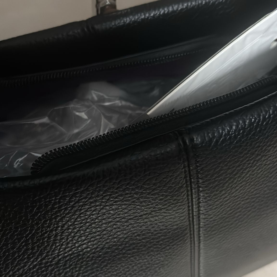 1068 SAC en simili, cuir, bonne qualité avec une anse et une bandoulière se ferment par fermeture éclair,30 cm de largeur 18 cm de hauteur et 12 cm de profondeur