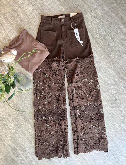 150  pantalon  bi- matières le haut du pantalon en jeans marron et toutes les jambe en dentelle