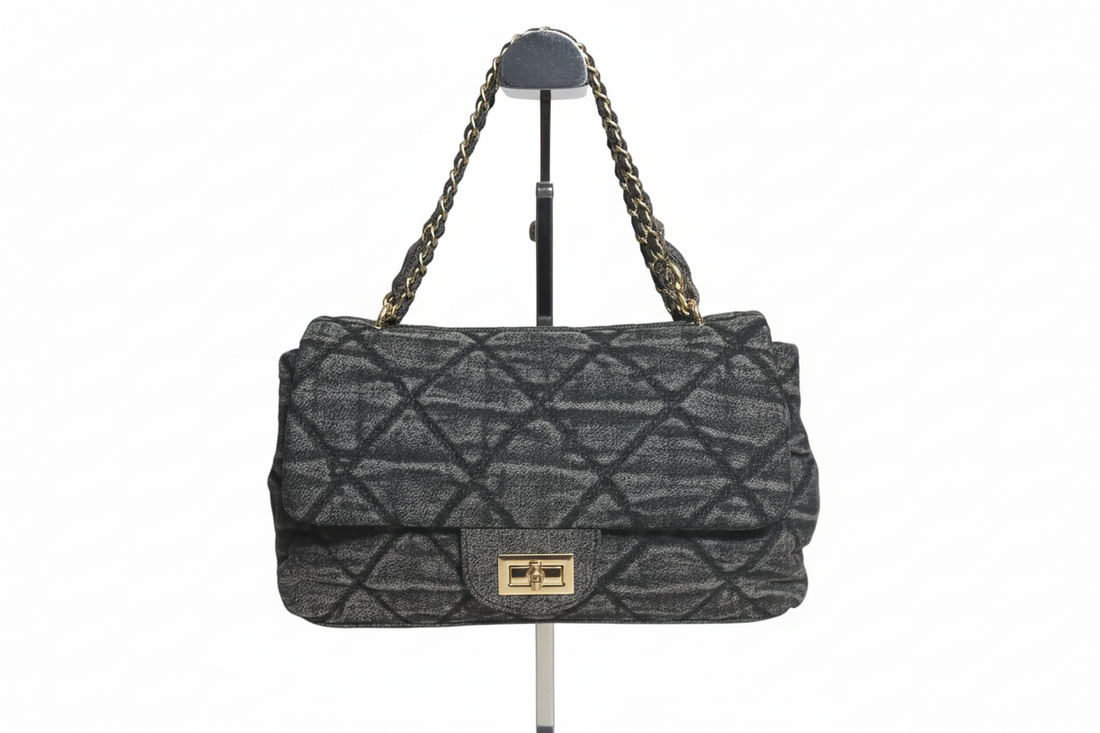 245013 SAC en jeans très joli design avec ce quadrillage en similicuir  fermoir doré en acier, inoxydable,ances pour porter au bras ou épaules 25 cm de largeur 15 cm de hauteur, 8 cm de profondeur