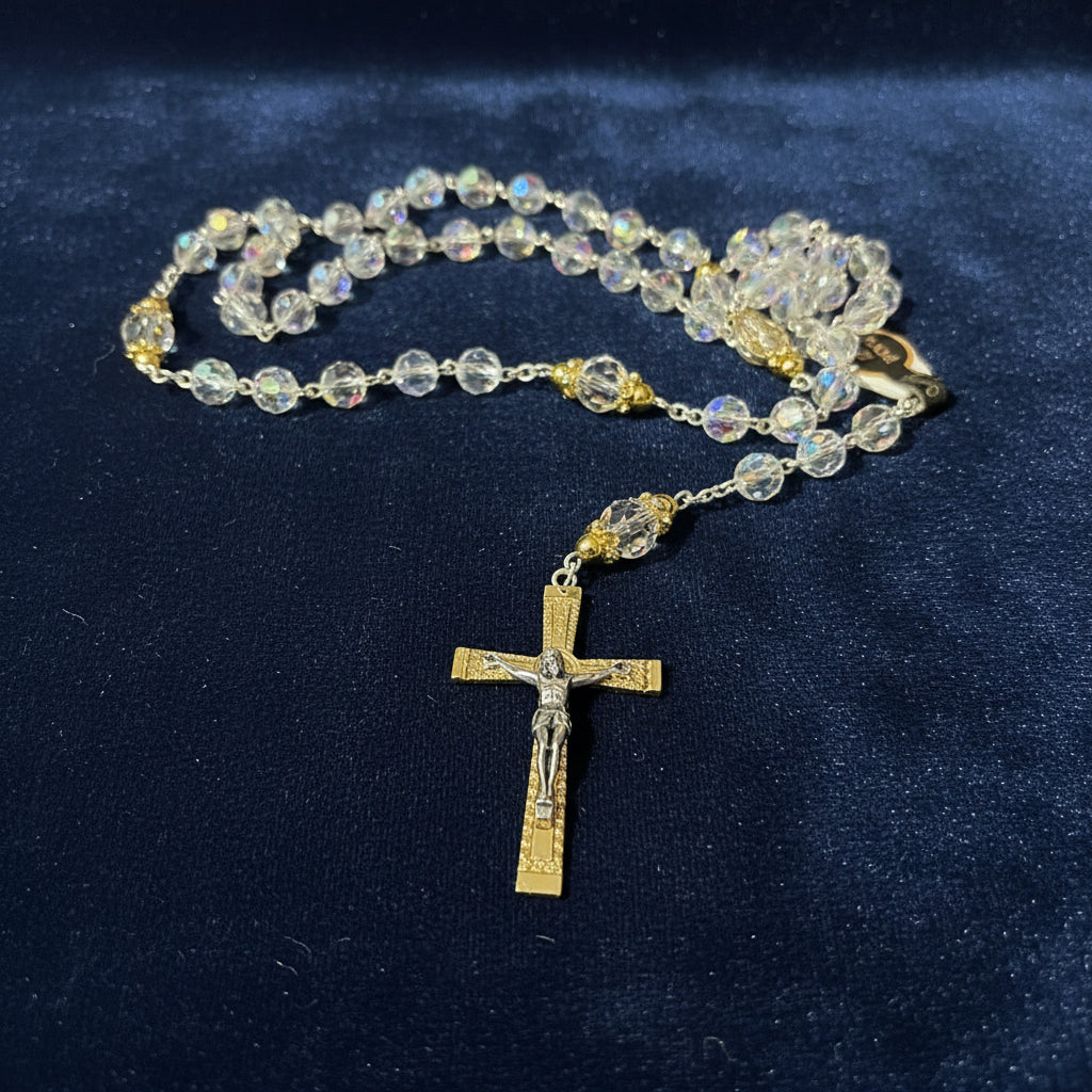 chapelet catholique de dévotion en plaqué or et perles de cristal irisé de haute qualité béni à lourdes par un prêtre et passé sous la grotte des apparitions, objet de foi précieux et authentique pour la prière ou le cadeau