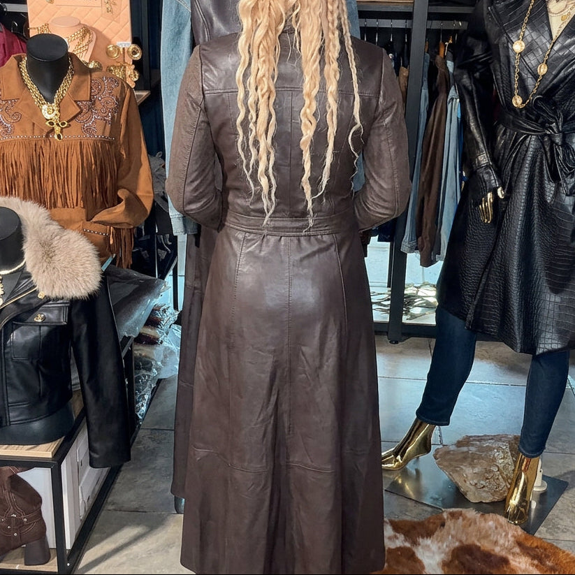 Ensemble chocolat LR3003 – tenue femme deux pièces en similicuir marron avec gilet sans manches boutonné et jupe longue évasée, silhouette élégante et moderne pour l&