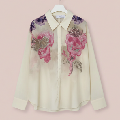 Chemise artistique 409 – chemisier femme Missy en voile transparent, motifs de crânes stylisés roses et violets, strass et paillettes, coupe fluide à col classique pour un look rock chic