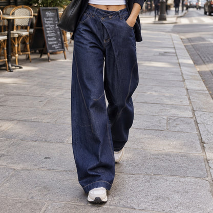 Jean barrel YW1587J – jean balloon femme en denim brut sombre, taille haute asymétrique croisée, jambes larges arrondies et surpiqûres contrastées, style streetwear chic pour le quotidien