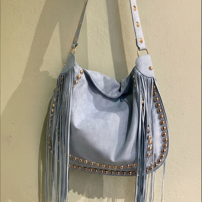 SAC A MAIN 6777 avec des franges esprit bohême chic  avec franges iconiques et détails cloutés dorés l’accessoire indispensable au look vintage et audacieux pour sublimer toutes vos tenues  avec élégance et caractère Taille40cmL/35cmH
