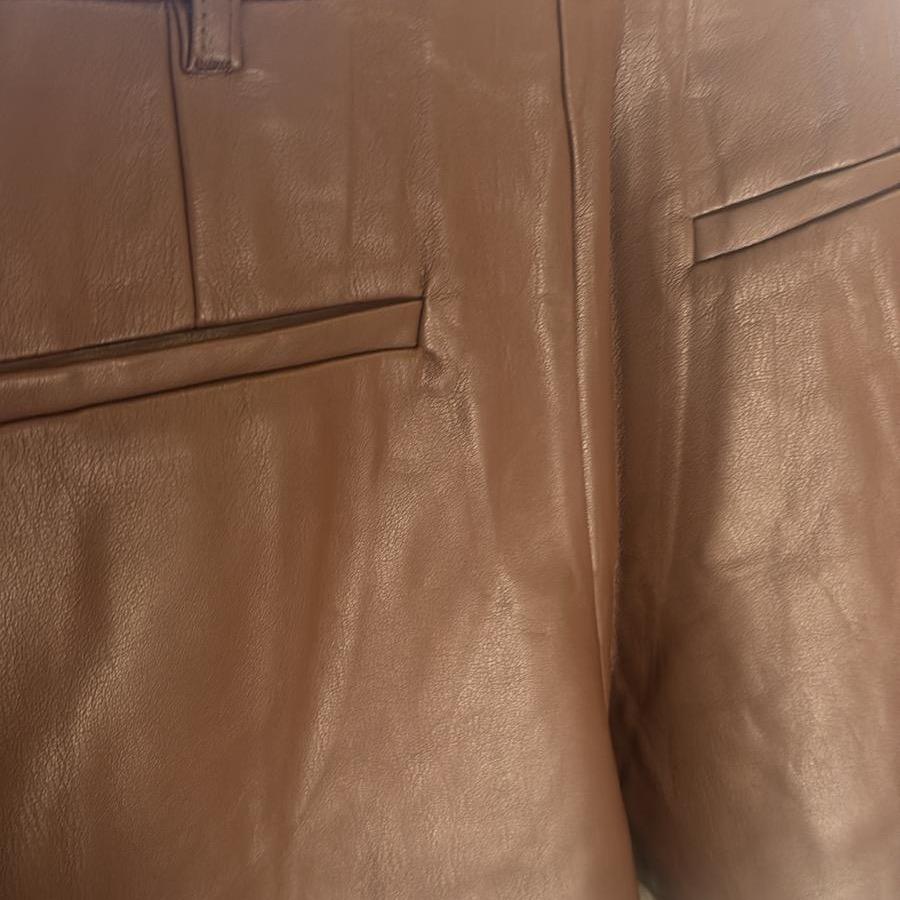 Short tendance 817 – short femme camel en similicuir, coupe moderne et allure chic, pièce facile à associer à un pull, un chemisier ou des bottes pour composer une tenue féminine de saison et moderne.
