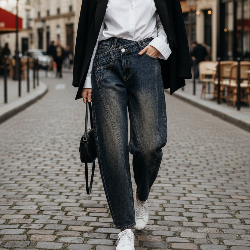 Jean asymétrique YW1670 – jean balloon femme gris noir délavé, taille croisée à boutons décalés, jambes amples et coutures apparentes, coupe urbaine originale pour un look tendance