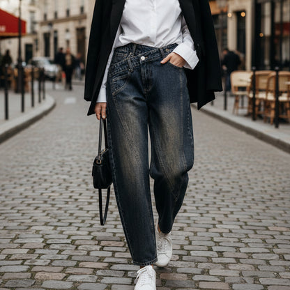 Jean asymétrique YW1670 – jean balloon femme gris noir délavé, taille croisée à boutons décalés, jambes amples et coutures apparentes, coupe urbaine originale pour un look tendance