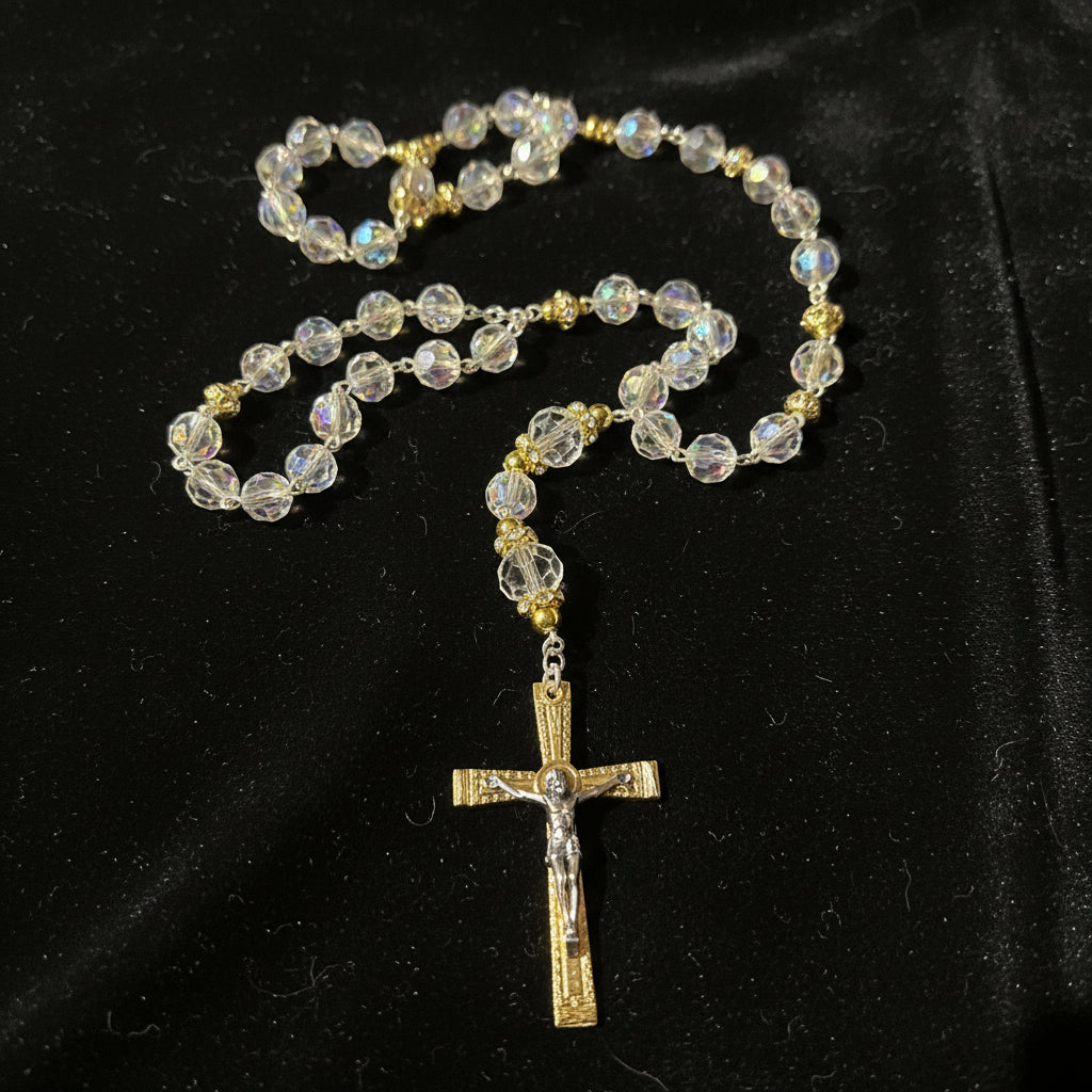 chapelet catholique de dévotion en plaqué or et perles de cristal irisé de haute qualité béni à lourdes par un prêtre et passé sous la grotte des apparitions, objet de foi précieux et authentique pour la prière ou le cadeau