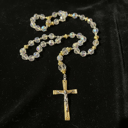 chapelet catholique de dévotion en plaqué or et perles de cristal irisé de haute qualité béni à lourdes par un prêtre et passé sous la grotte des apparitions, objet de foi précieux et authentique pour la prière ou le cadeau