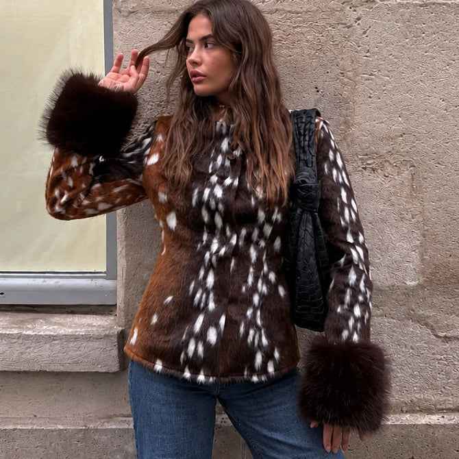 Veste Bambi 82230 – veste femme en fausse fourrure à motif faon brun et blanc, col montant et poignets volumineux en poils longs, style original pour l&