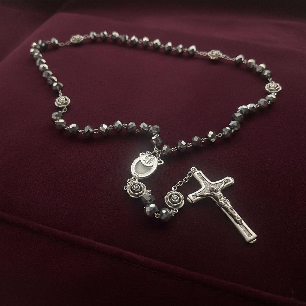 chapelet argenté avec perles gris miroir facettées, médaille de la vierge sertie contenant de l&