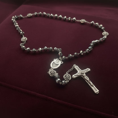 chapelet argenté avec perles gris miroir facettées, médaille de la vierge sertie contenant de l&