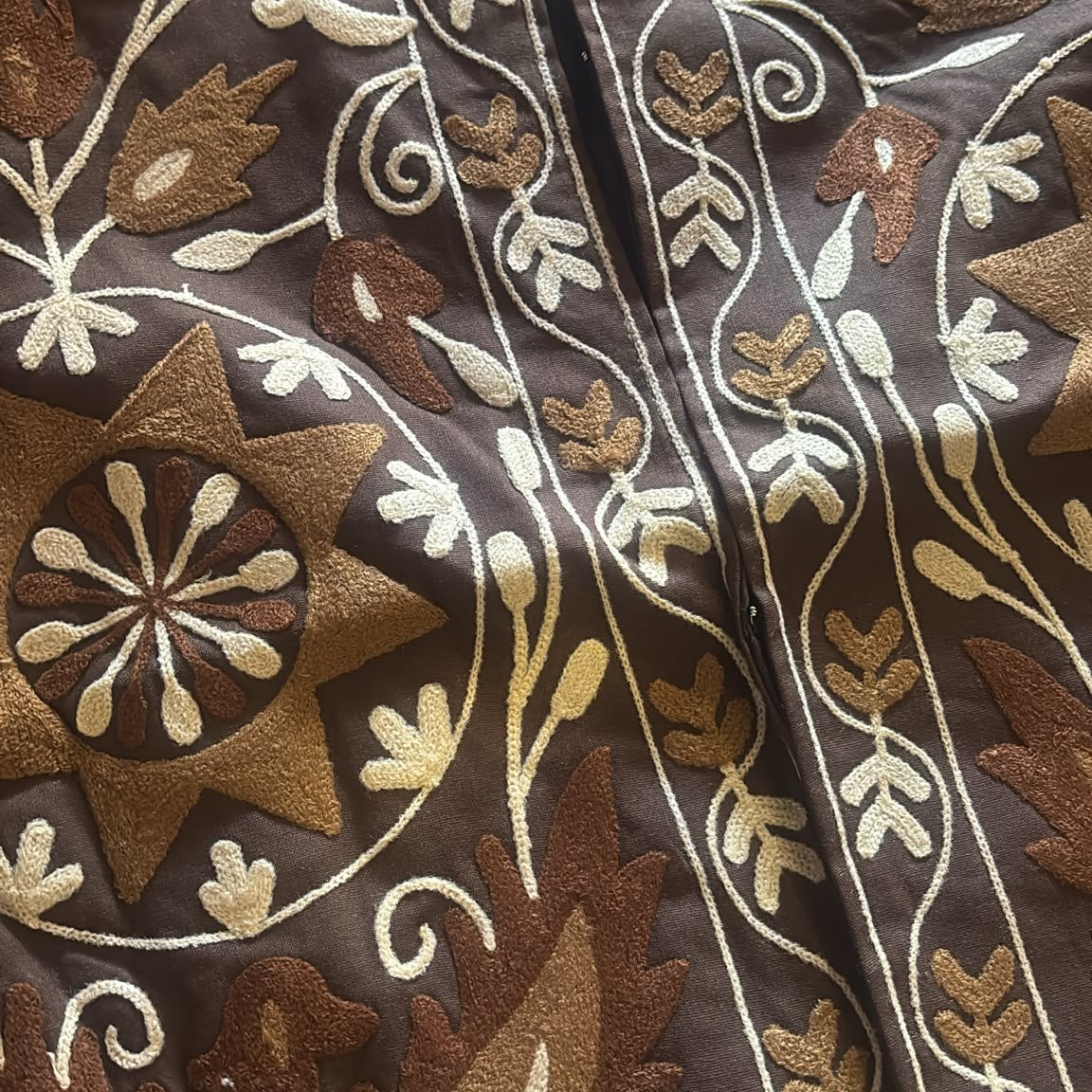 Veste brodée A8454 – veste courte femme à motifs floraux et arabesques en relief, nuances ivoire bronze et turquoise, tissu structuré aspect suédé, pièce bohème chic pour une tenue originale