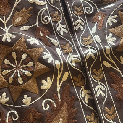 Veste brodée A8454 – veste courte femme à motifs floraux et arabesques en relief, nuances ivoire bronze et turquoise, tissu structuré aspect suédé, pièce bohème chic pour une tenue originale