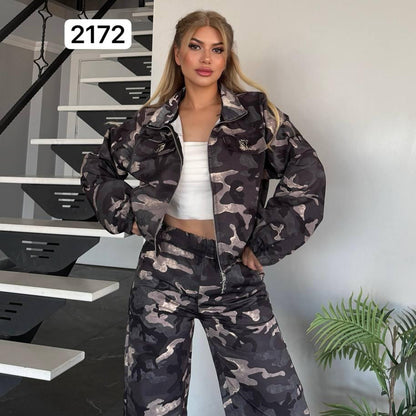 Ensemble camouflage 2172 – Tatu Fashion deux pièces femme avec veste courte zippée à col montant et pantalon large taille haute, style streetwear chic pour les tenues urbaines