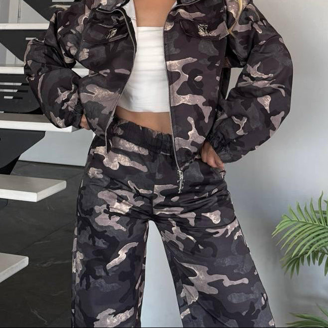Ensemble camouflage 2172 – Tatu Fashion deux pièces femme avec veste courte zippée à col montant et pantalon large taille haute, style streetwear chic pour les tenues urbaines