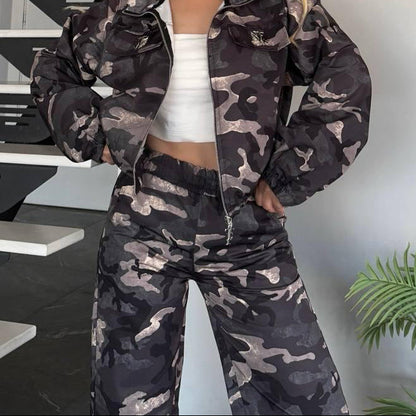 Ensemble camouflage 2172 – Tatu Fashion deux pièces femme avec veste courte zippée à col montant et pantalon large taille haute, style streetwear chic pour les tenues urbaines