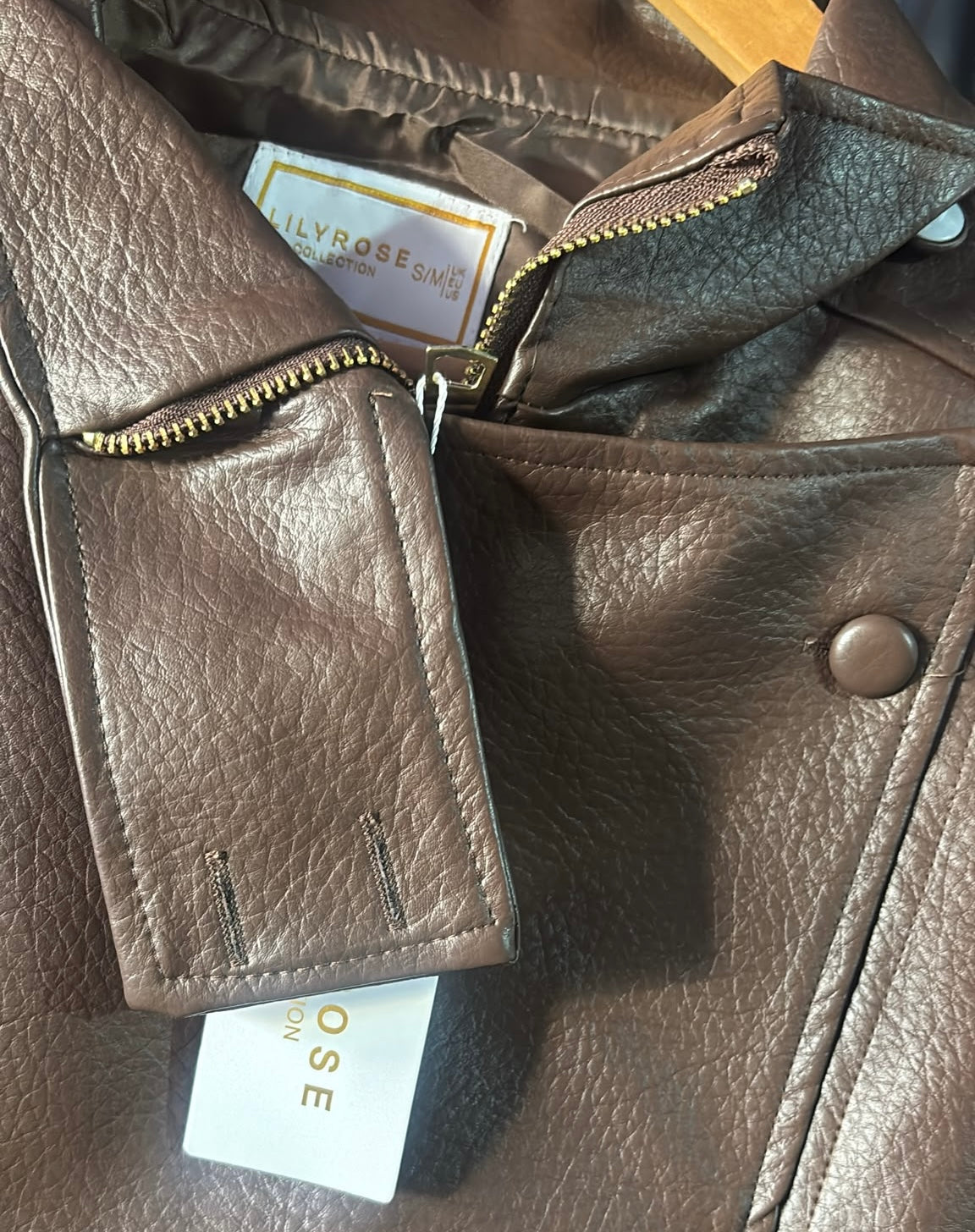 Bomber oversize 82216 – blouson femme en similicuir avec col montant, épaulettes, fermeture zippée et boutons-pression, poignets et taille bord-côte, style urbain chic