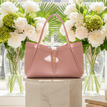 SAC A MAIN 5934 L’élégance intemporelle ces  sacs présentent un design radicalement différent : un cuir grainé, une forme trapèze souple, une fermeture par bride centrale avec un fermoir rotatif métallique et un intérieur contrasté    42cmL/24cmH/18cmP