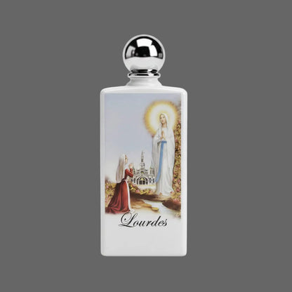 Flacon d’eau de lourdes 2026 en céramique ou porcelaine émaillée blanche avec image pieuse de sainte bernadette soubirous et l’apparition de la vierge marie dans la grotte de massabielle| bouteille souvenir religieux et dévotion spirituelle sanctuaire