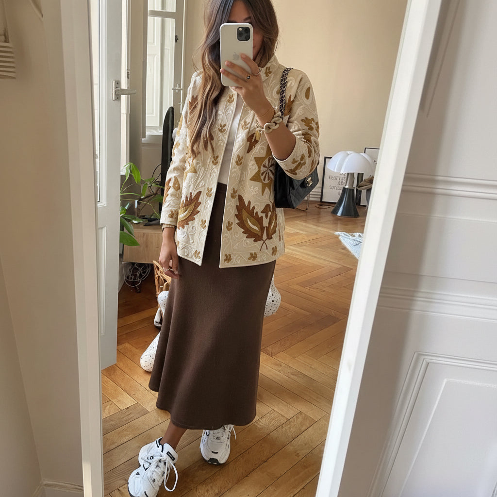 Veste brodée A8454 – veste courte femme à motifs floraux et arabesques en relief, nuances ivoire bronze et turquoise, tissu structuré aspect suédé, pièce bohème chic pour une tenue originale