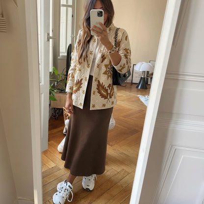 Veste brodée A8454 – veste courte femme à motifs floraux et arabesques en relief, nuances ivoire bronze et turquoise, tissu structuré aspect suédé, pièce bohème chic pour une tenue originale