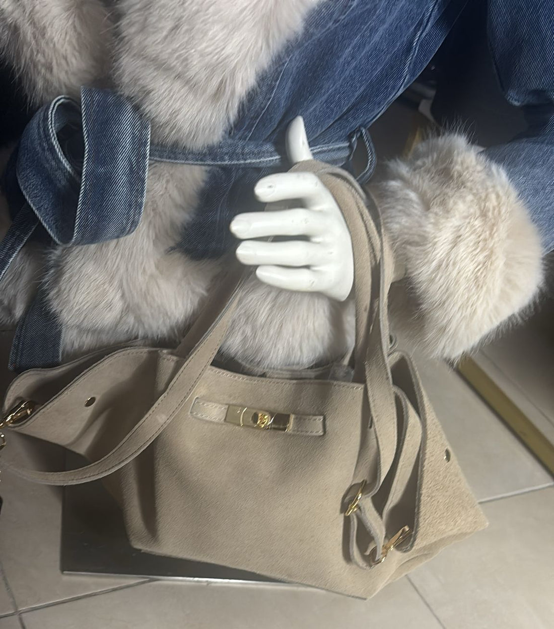 sac en daim(cuir retourné et traité) ￼ très bonne qualité avec une boucle DORE pour fermeture à se et bamdouiliere(30cm de large sur 20 de haut)