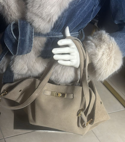 1052 sac en daim(cuir retourné et traité) ￼ très bonne qualité avec une boucle DORE pour fermeture à se et bamdouiliere(30cm de large sur 20 de haut)