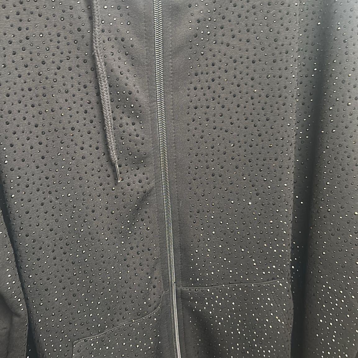 Ensemble sport chic TATU 7282 – jogging femme noir à détails strass et similicuir, tenue confortable et moderne, idéale avec des baskets pour un look urbain féminin à porter en toute saison et stylée.