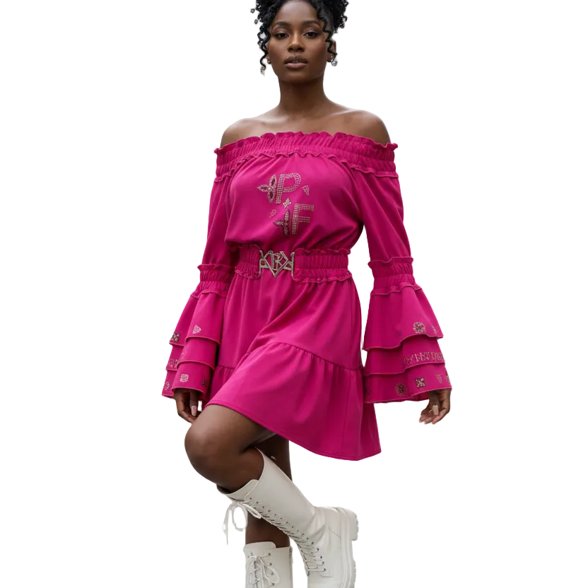 2851 PAPARAZZI Magnifique robe fushia décolletée sur les épaules manches longues avec de grands volants au niveau du coude des logos en strass dorés ceinture élastique fournie