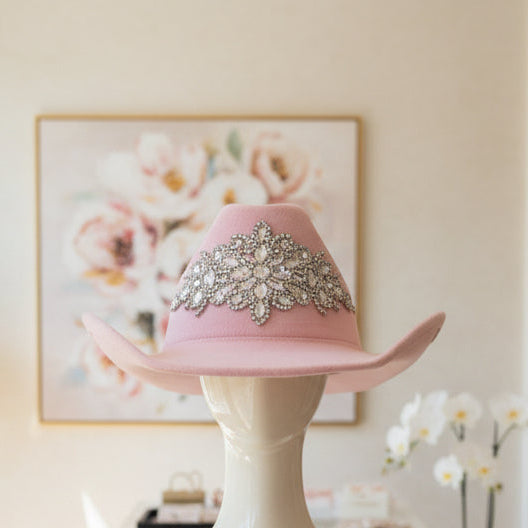 CHAPEAU  strass de cow-boy rose poudré en feutrine douce 908 avec broche luxueuse en strass argentés étincelants style barbiecore et country chic idéal pour soirée à thème anniversaire festival evjf ou look glamour