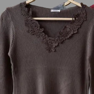 Pull dentelle 6811 – pull femme en maille côtelée à col V bordé de dentelle et manches longues, coupe ajustée et coloris selon disponibilité, style romantique pour l&