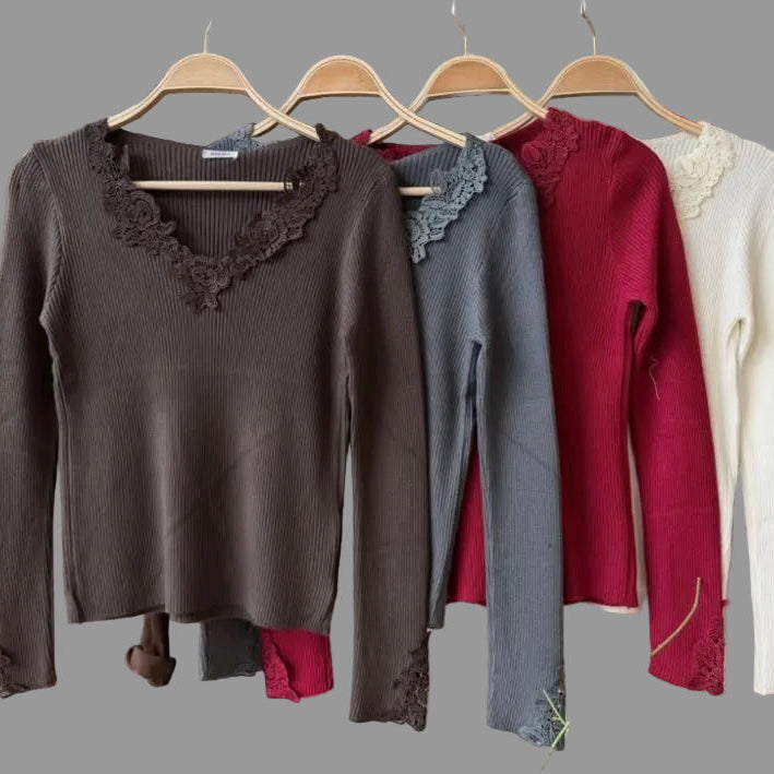 Pull dentelle 6811 – pull femme en maille côtelée à col V bordé de dentelle et manches longues, coupe ajustée et coloris selon disponibilité, style romantique pour l&