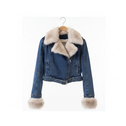 Perfecto denim 001 – veste courte femme en jean bleu délavé avec col et poignets en fausse fourrure beige, fermeture zippée asymétrique et ceinture ajustable, style rock chic automne hiver