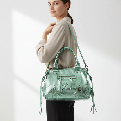 256 SAC SIMILICUIR sac à main iconique en simili cuir métallisé style rock-chic – finition miroir avec clous et lanières – look city audacieux en vert givré ou argent sidéral – porté main ou bandoulière – l&