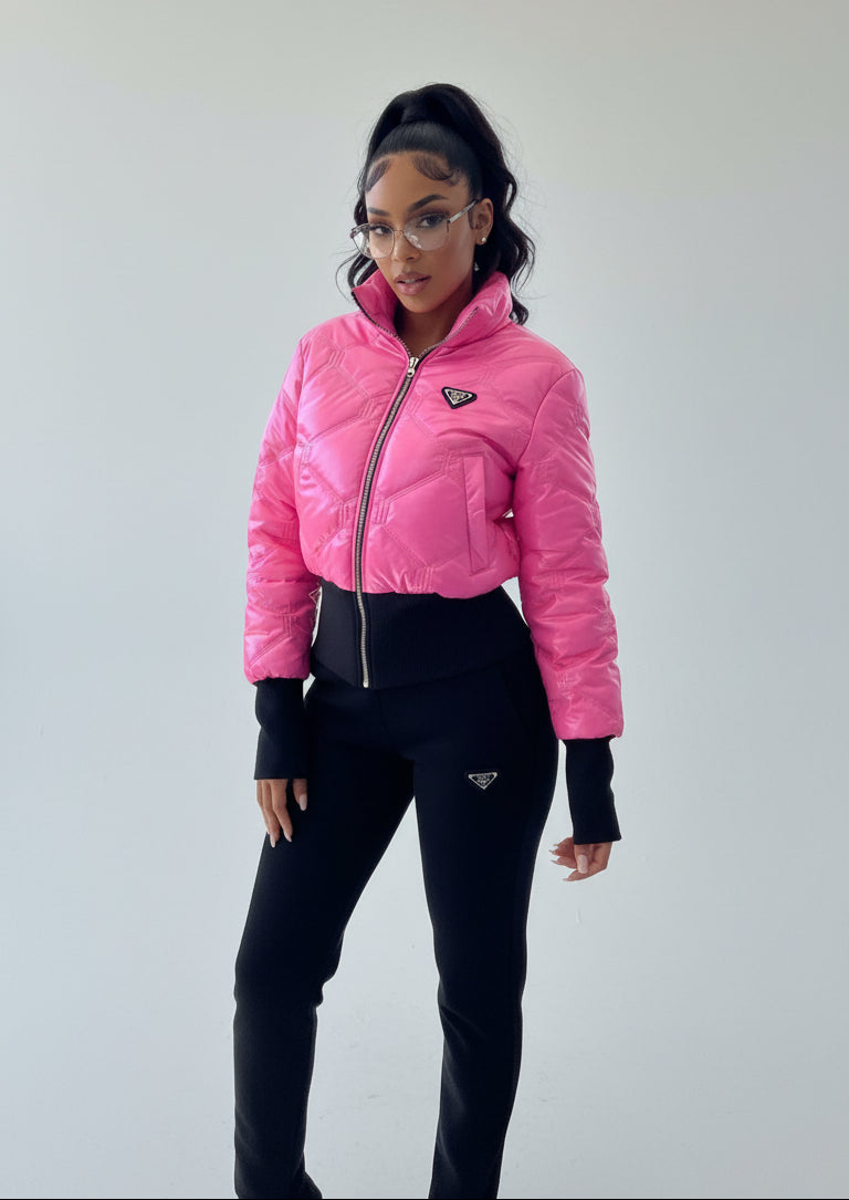 9130 TATU Ensemble combinaison doudoune la blanche légèrement crème a de jolie reflets nacrés 2 pieces luxe comportant des plaques avec le logo de la marque