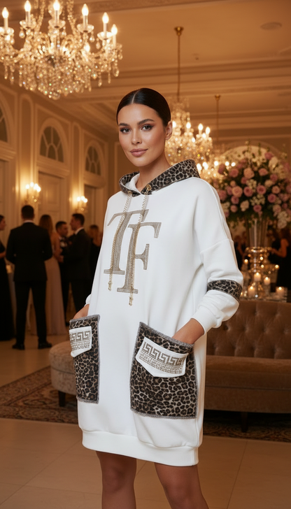 9194 TATU Robe sweat avec capuche poche et logo en léopard avec strass pour un style chic et confortable
