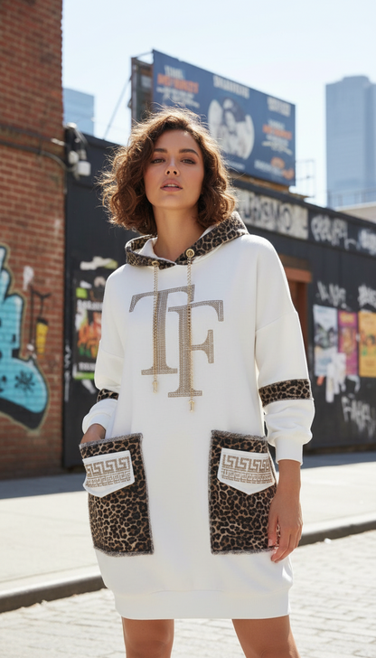 9194 TATU Robe sweat avec capuche poche et logo en léopard avec strass pour un style chic et confortable