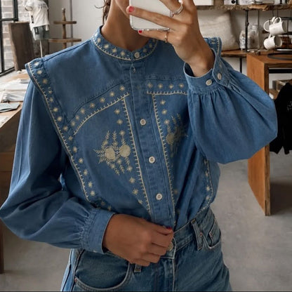 Chemise brodée LR2929 – chemise femme en jean bleu clair avec motifs floraux et étoiles sur le plastron, col montant et manches bouffantes, style bohème chic romantique