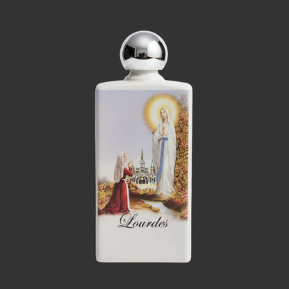 Flacon d’eau de lourdes 2026 en céramique ou porcelaine émaillée blanche avec image pieuse de sainte bernadette soubirous et l’apparition de la vierge marie dans la grotte de massabielle| bouteille souvenir religieux et dévotion spirituelle sanctuaire
